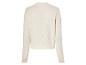 Pull blanc à manches longues avec un motif de câble.