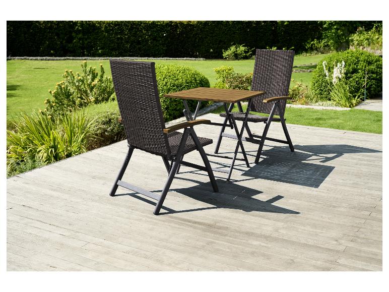 Ensemble table et chaises pliantes en résine tressée et bois pour l'extérieur.