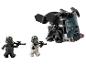 Ensemble de jouets: un vaisseau spatial noir et trois figurines de soldats avec des armes.