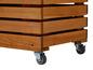 Une jardinière en bois sur roulettes.