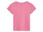 Un t-shirt rose à manches courtes.