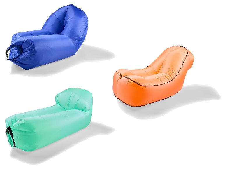 Trois chaises longues gonflables bleues, oranges et turquoise sur fond blanc.