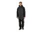 Un homme porte un imperméable noir et un pantalon de travail.