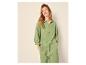 Femme souriante en chemise et pantalon en mousseline verte