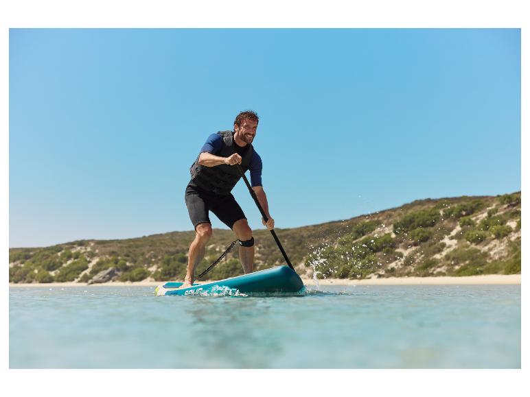 Paddleboard et pagaie: un homme profite d'une séance de SUP.