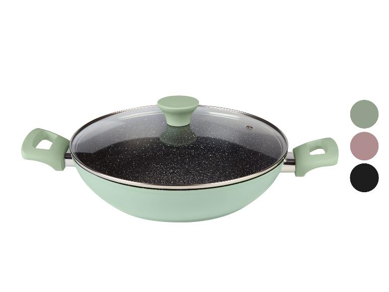 Wok vert avec couvercle en verre et poignées, avec échantillons de couleurs.
