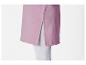 Une robe rose avec des fentes et des leggings gris.
