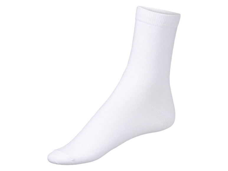 Une paire de chaussettes blanches.
