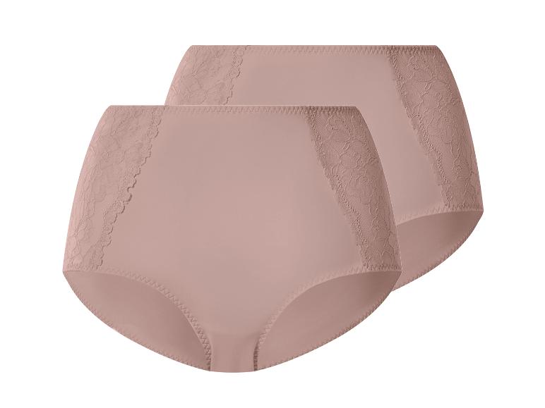 Deux paires de culottes taille haute pour femmes de couleur rose clair avec des détails en dentelle.