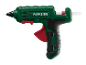 Pistolet à colle chaude vert et noir avec gâchette rouge et bâton de colle blanc.