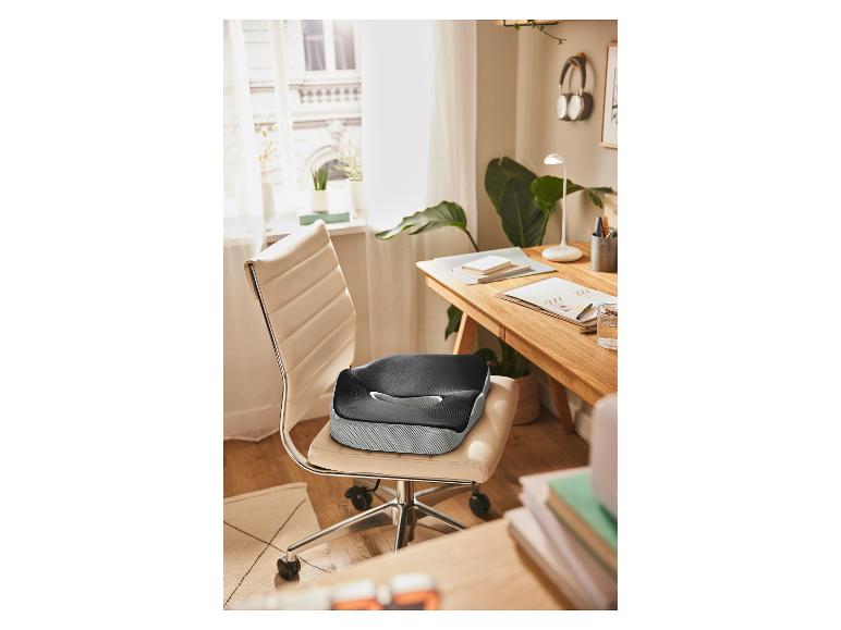 Coussin de siège ergonomique sur une chaise de bureau dans un bureau à domicile.