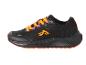 Chaussures de course noires avec des lacets orange.