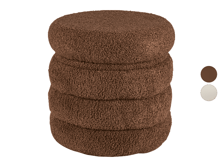Poufs ronds empilés en tissu bouclé marron, avec des échantillons de couleur marron et beige.
