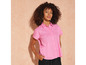 Une femme portant une chemise rose en coton à manches courtes.