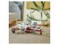 Ensemble LEGO Star Wars avec un vaisseau spatial blanc et rouge, des figurines et un droïde sur une table en bois.