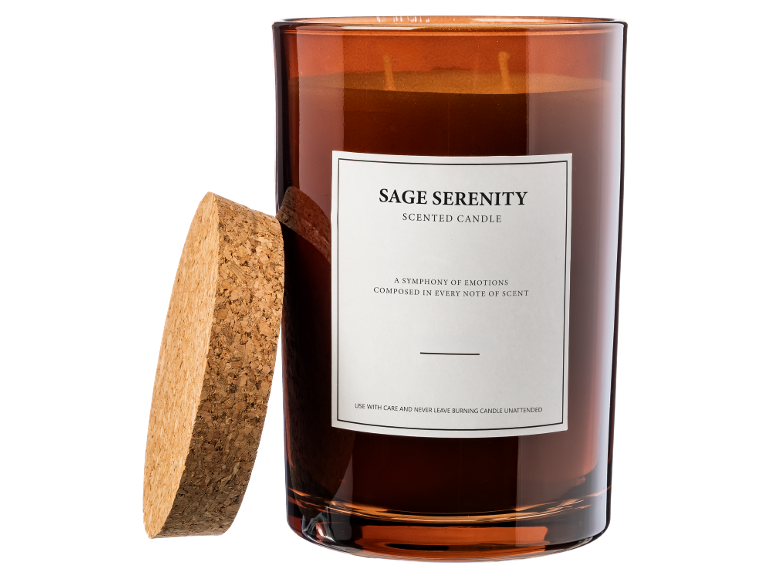 Bougie parfumée dans un pot en verre ambré avec un couvercle en liège, étiquetée 'Sage Serenity'.