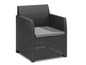 Une chaise de jardin en osier noir avec un coussin gris.