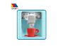 Une machine à café espresso jouet bleue de Molto avec une tasse et une soucoupe rouges.