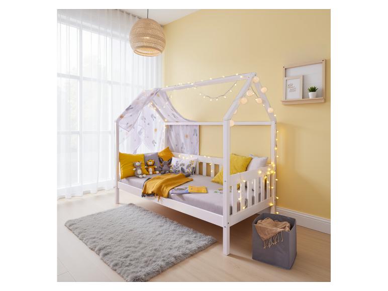 Lit enfant en forme de maison avec ciel de lit.