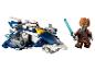 Ensemble LEGO Star Wars avec un chasseur stellaire bleu et blanc et une figurine avec un sabre laser.