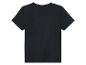 Un t-shirt noir à manches courtes.