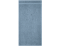Serviette de bain bleu clair dépliée.