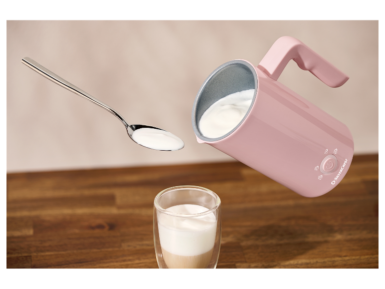 Un mousseur à lait SilverCrest verse du lait dans un verre.