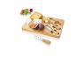 Plateau bambou avec fromages, figues et couteaux.