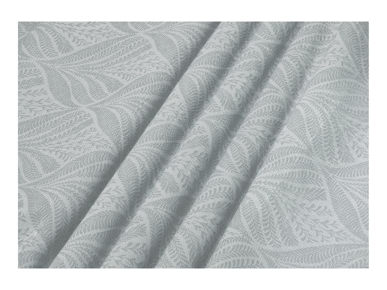 Tissu plissé avec motif de feuilles dans des tons gris.
