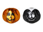 Deux costumes d'Halloween, une citrouille et un vampire.