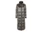 Un long manteau matelassé gris pour femme.