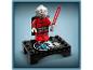 Une figurine LEGO Star Wars de Sith avec un sabre laser, sur un présentoir pour 25 ans de LEGO Star Wars.