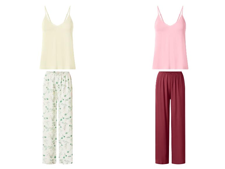 Deux ensembles de pyjama : un débardeur beige avec un pantalon fleuri et un débardeur rose avec un pantalon bordeaux.