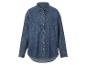 Une chemise en jean bleu à manches longues.