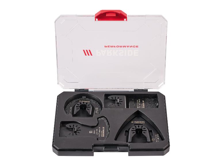 Un ensemble d'accessoires pour outils oscillants, comprenant des patins de ponçage et diverses lames de coupe, dans un étui à couvercle transparent.