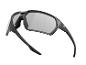 Lunettes de sport noires avec verres fumés.