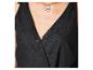 Robe noire femme col en V avec collier pendentif doré