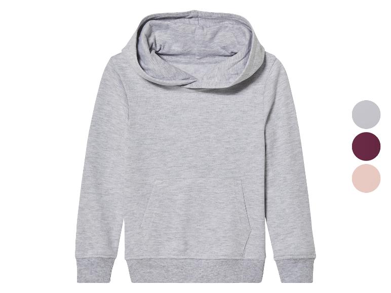 Un sweat-shirt gris à capuche.
