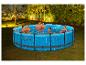 Piscine Bestway Steel Pro Max illuminée, plusieurs personnes se baignent.
