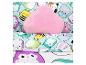 Coussin rose et linge de lit avec motifs animaux kawaii.