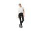 Femme en t-shirt de sport blanc et leggings noirs.