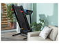 Un tapis de course pliable Christopeit, dans un salon moderne.