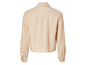 Chemise beige à manches longues.