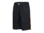 Shorts de basket noirs avec des bandes blanches et oranges.