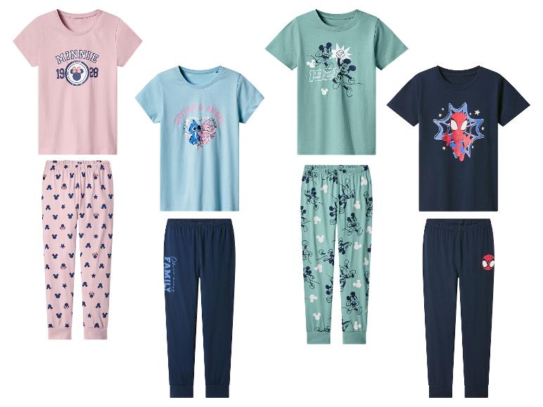 Quatre ensembles de pyjamas pour enfants : rose Minnie Mouse, bleu Stitch, vert Mickey Mouse et bleu marine Spider-Man.