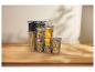 Contenants alimentaires transparents remplis de pâtes, de noix et de grains de café sur une table en bois.