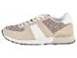 Sneakers beiges avec des lacets blancs et des détails en mesh.