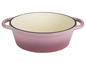 Une cocotte en fonte de couleur rose avec deux anses.