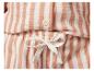 Pyjama rayé rose et blanc : haut et bas assortis.