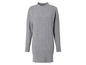 Un pull gris en tricot avec des manches longues.